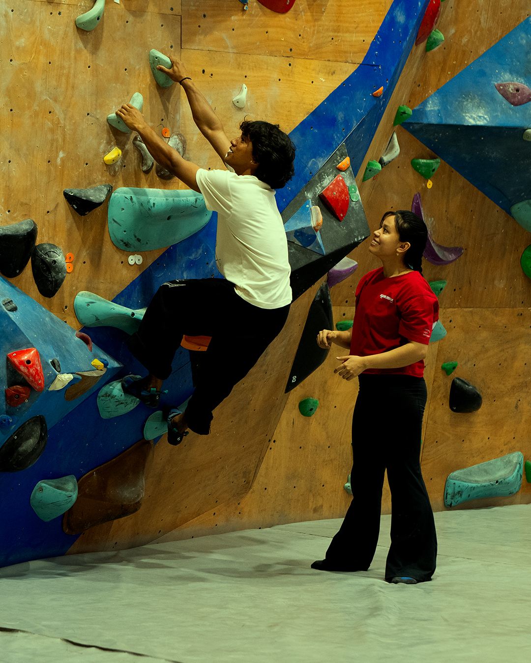 A first-timer bouldering with an instructor at Equilibrium Hoodi